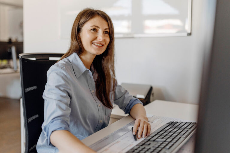 Mitarbeiter bei Global Components im Arbeitsumfeld