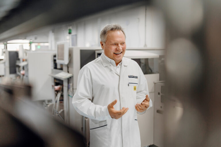 Mitarbeiter bei Global Components im Arbeitsumfeld