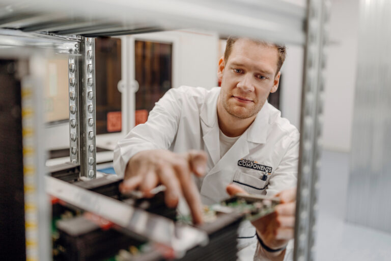 Mitarbeiter bei Global Components im Arbeitsumfeld