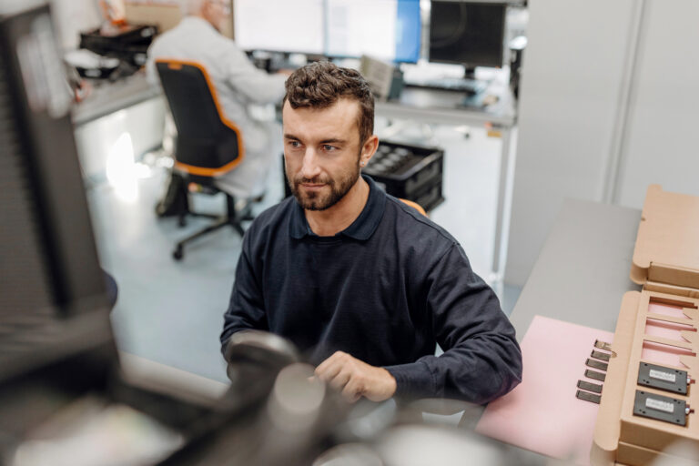 Mitarbeiter bei Global Components im Arbeitsumfeld