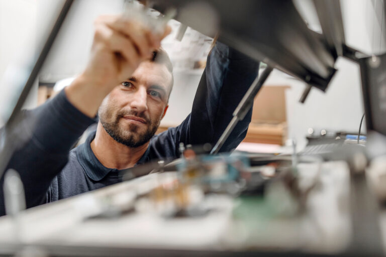 Mitarbeiter bei Global Components im Arbeitsumfeld