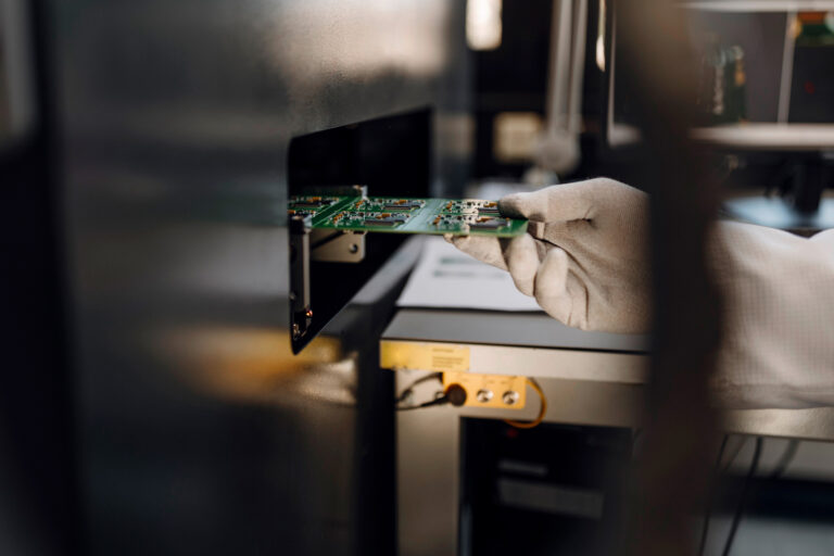 Einblick in die Produktionshalle von Global Components