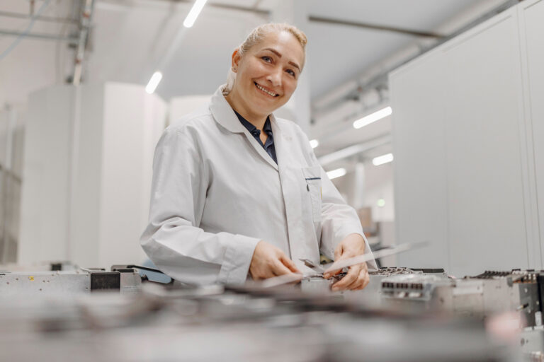 Mitarbeiter bei Global Components im Arbeitsumfeld