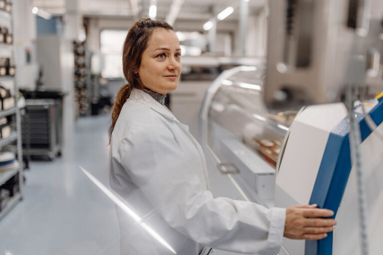 Authentisches Mitarbeiterportrait bei Global Components im Unternehmensumfeld