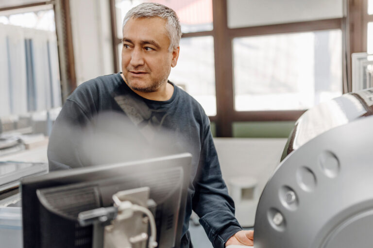 Ein kurzer Austausch zwischen zwei Kollegen, fast beiläufig – und doch voller Energie. Zusammenarbeit, die nicht gestellt wirkt, sondern gelebt wird