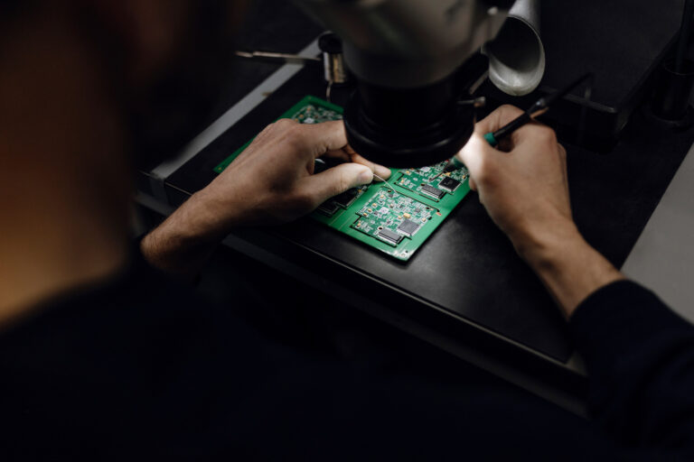 Industriearbeitsplatz bei Global Components Mitarbeiter im Einsatz