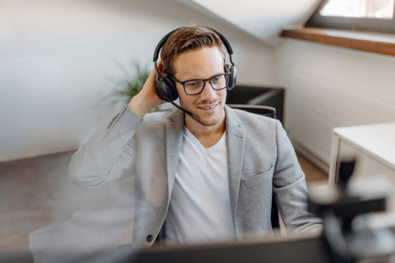 Team von Global Components bei der Zusammenarbeit in der Fertigung