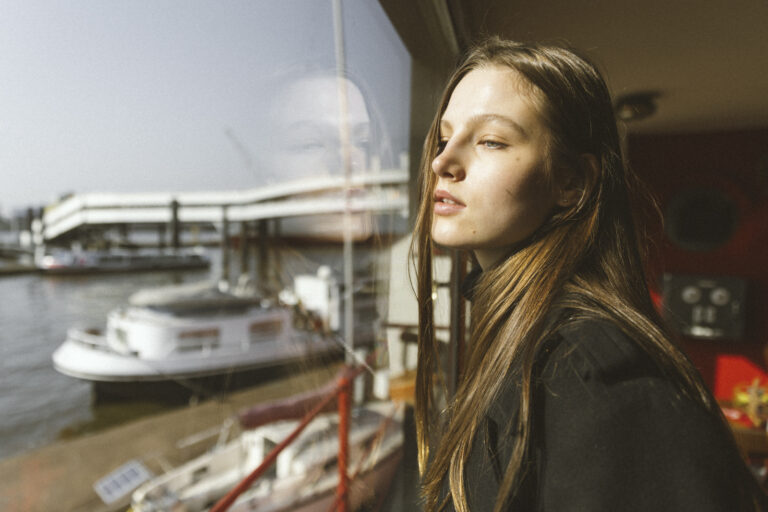 Portrait eines Models im Hafen Hamburg, analoge Fotografie mit natürlichem Licht